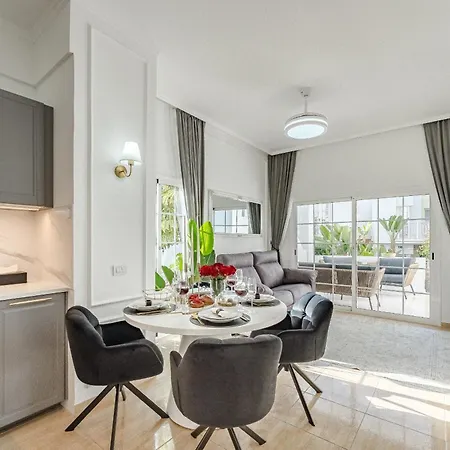 Luxury In With 3 Pools One Is Heated 1 Bedroom And 2 Beds Lejlighed